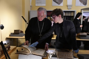 arcybiskup jędraszewski w archiwum metropolitalnym